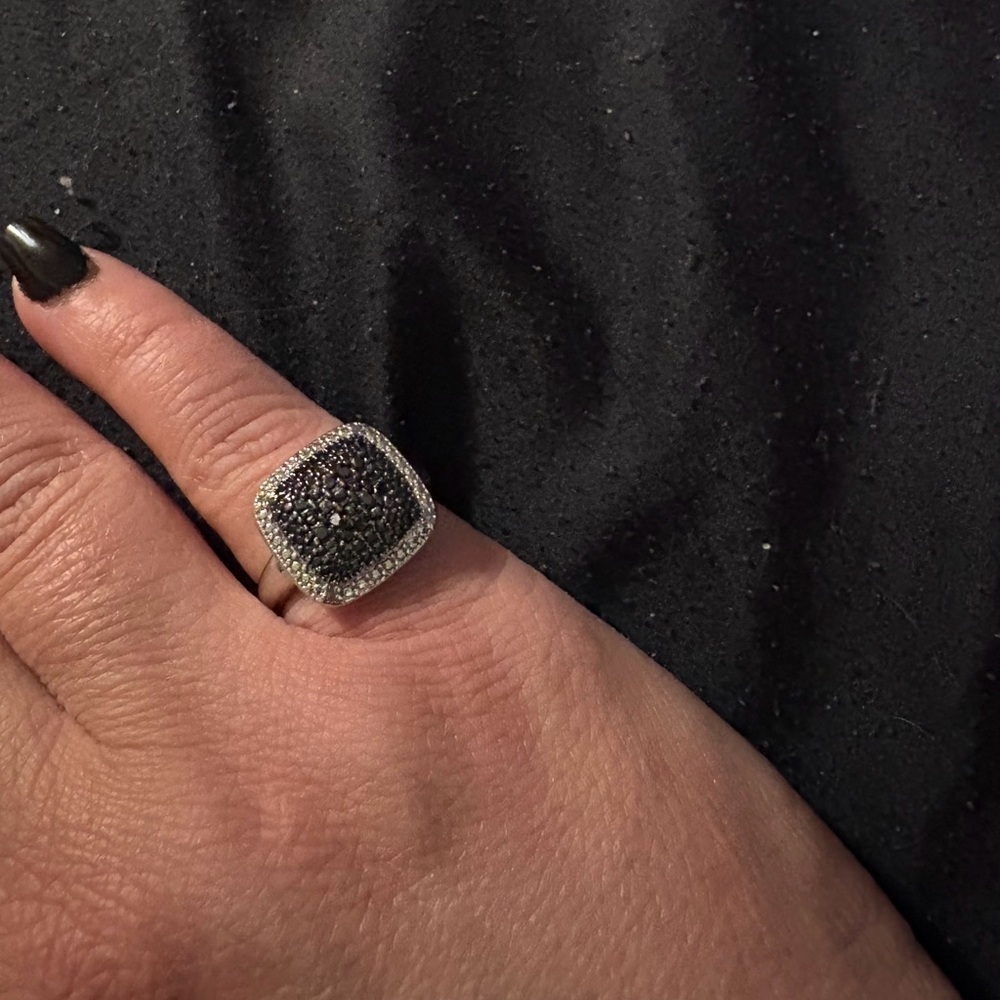 Elegant Black and White Diamond Women's Ring Size 7.5 - Picture 5 of 5